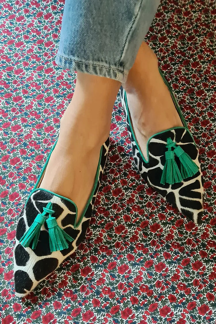 VALERIA | Elegant loafers with pointed toe and decorative tassel details