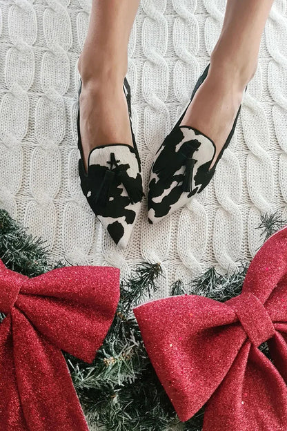 VALERIA | Elegant loafers with pointed toe and decorative tassel details