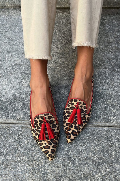 SAVINA | Elegant pointed loafers with fringe details for a refined look