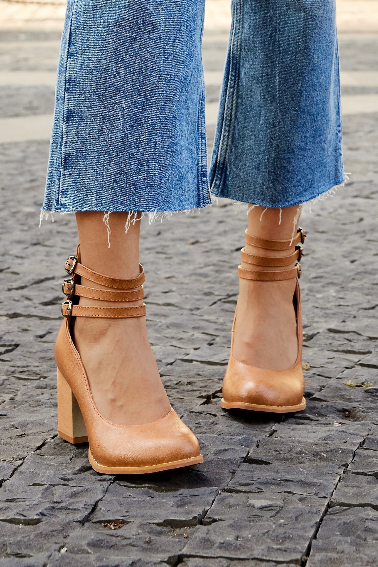 Caa™ | Elegant smooth sandals with ankle strap and chunky heel for a sophisticated look